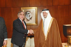You are currently viewing HRH Prince Khalid Al-Faisal receives the Ambassador of the Argentine Republic